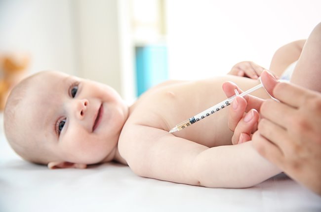 Aplicação de vacina em bebê no Mater Dei
